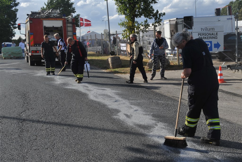 Ikke alt gik efter planen. En metaldel perforerede oliekøleren på Benny Andersens bil i første heat, så i pausen inden andet heat måtte der gøres en indsats for at fjerne det glatte spor på asfalten.
(Foto: Morten Alstrup)
